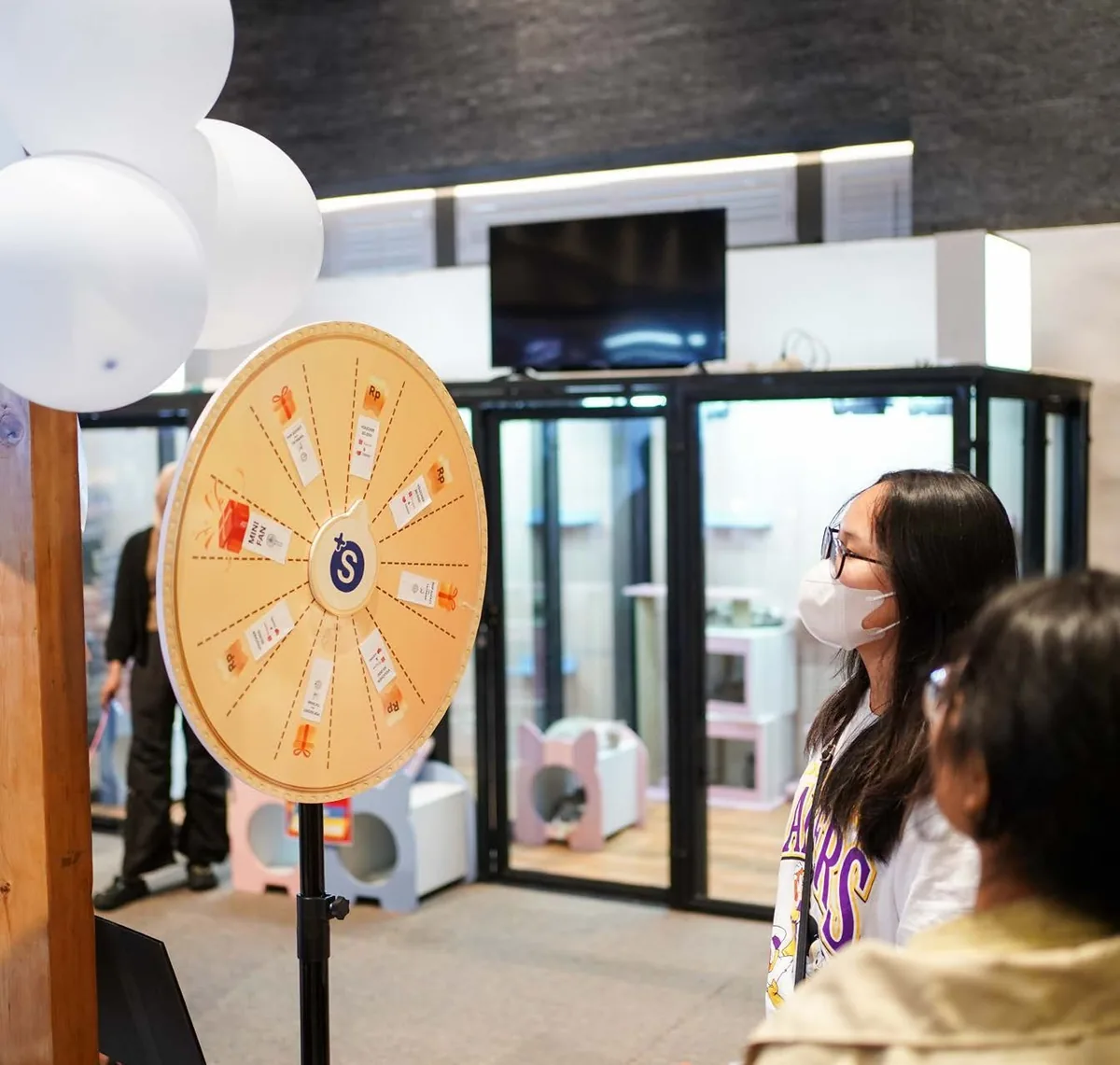 Pengunjung mengikuti permainan roda putar di salah satu booth aktivasi