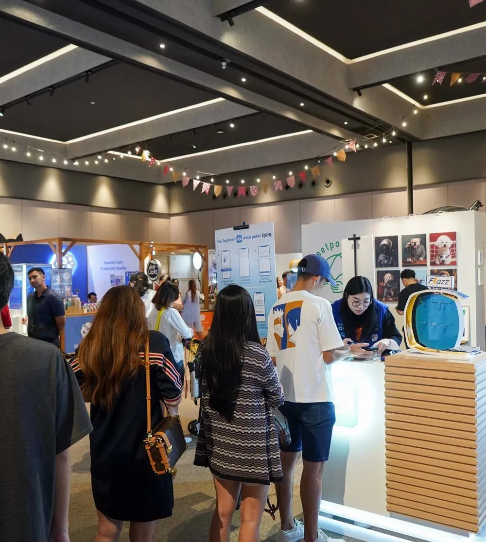 Pengunjung berbincang dengan tenant di area pameran hewan peliharaan