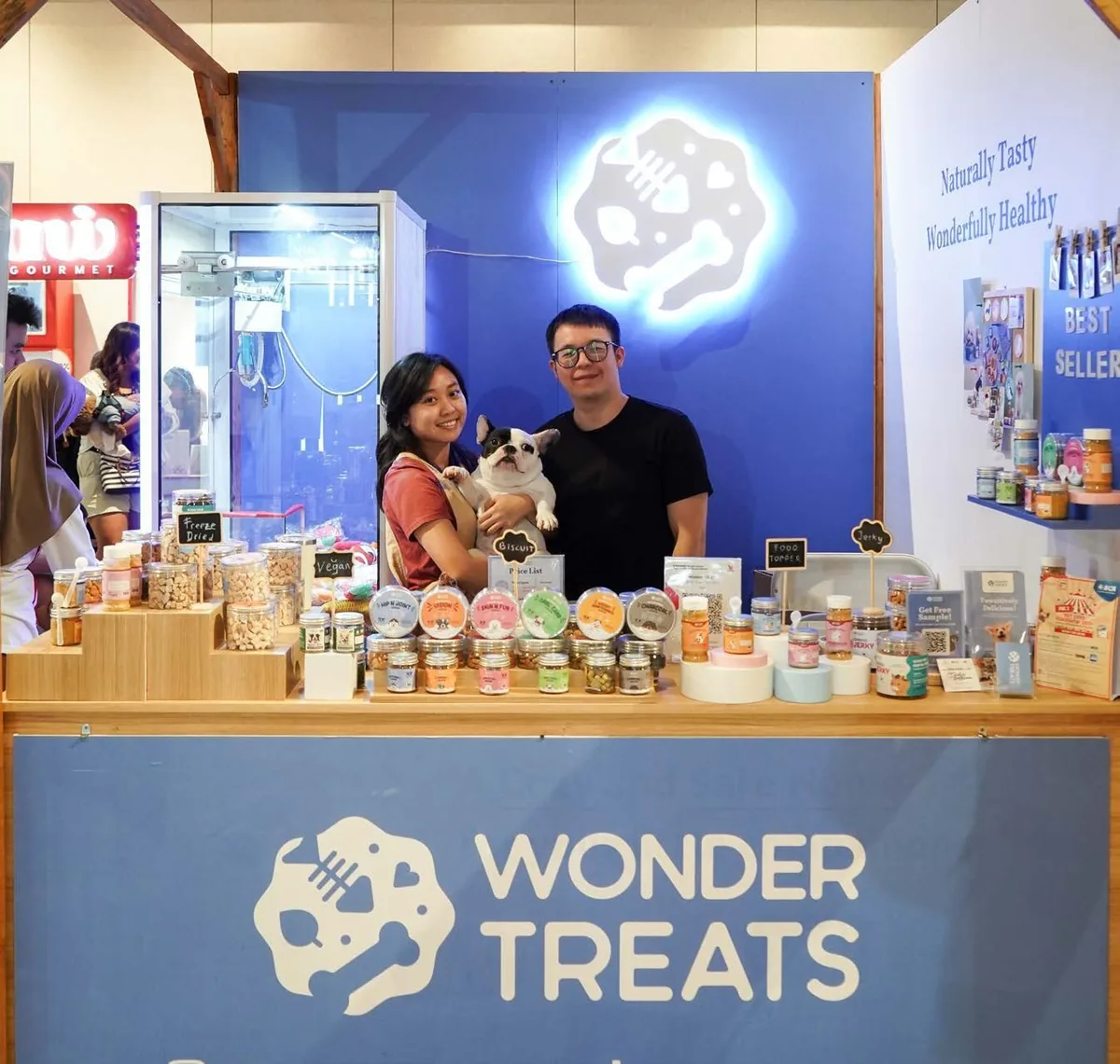 Staf dan pengunjung di booth Wonder Treats dalam area expo